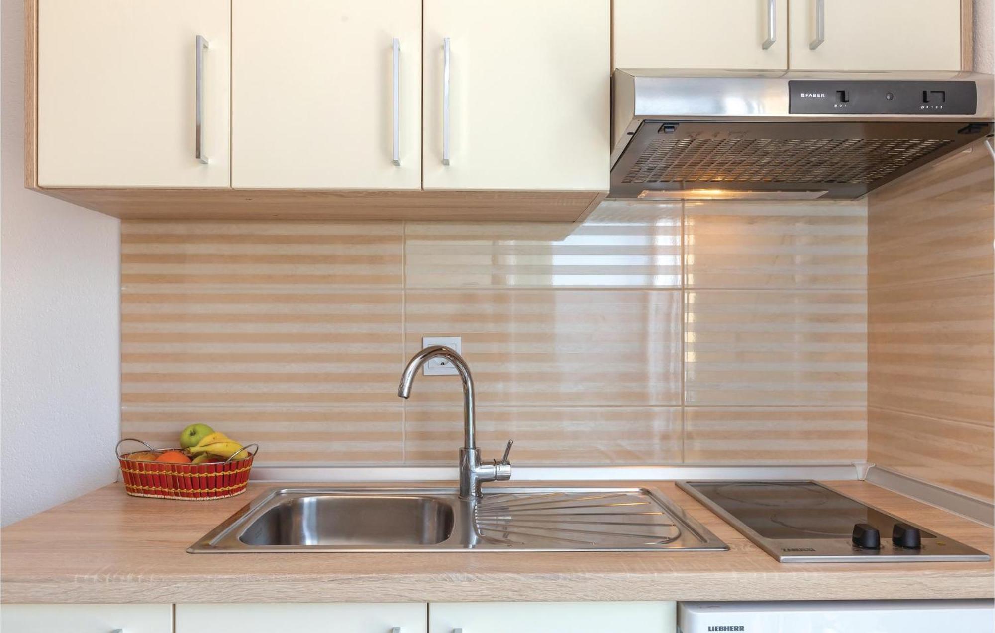 Nice Studio In Krvavica With Kitchen Ngoại thất bức ảnh